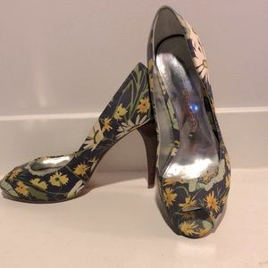 Sexy 4 in stacked curved heel pump in daisy/wildflower pattern.